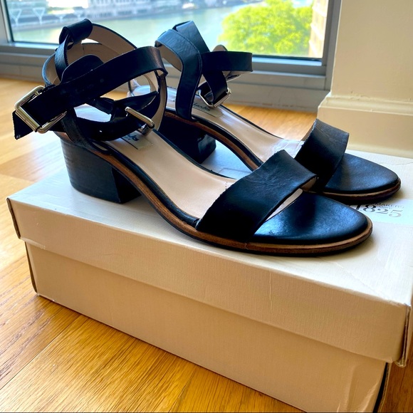 Clarks Shoes - Clarks || black leather sandals